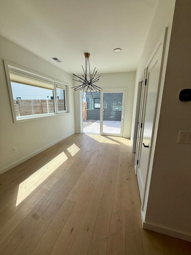 Building Photo - Single Family HOME with 3 Bedrooms 2 1/2 Bathrooms - Where Mountains meet you at upscale living!