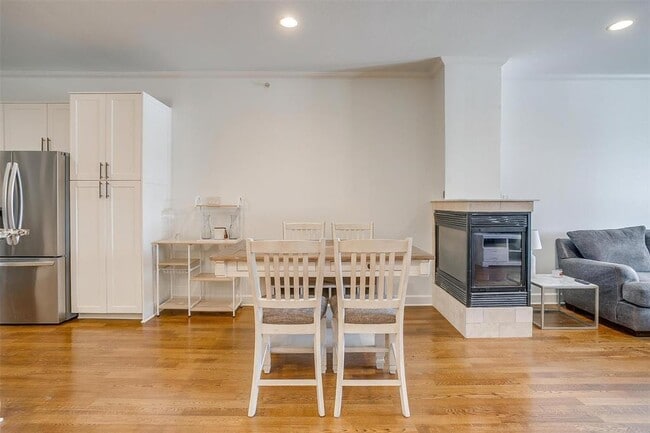 Building Photo - Totmnville