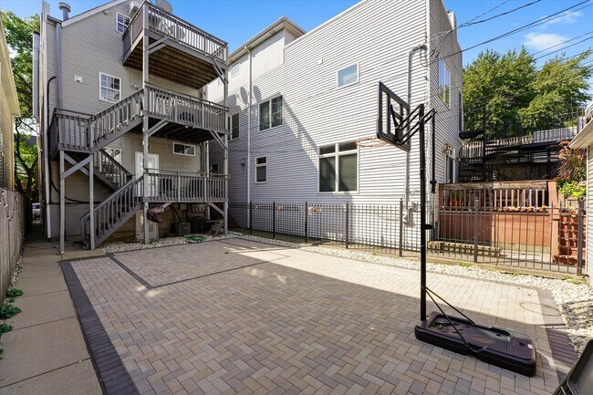 Building Photo - 1516 W Nelson St