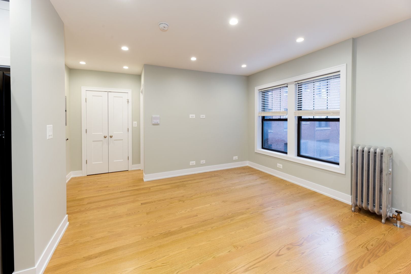 Building Photo - 520 W Cornelia Ave