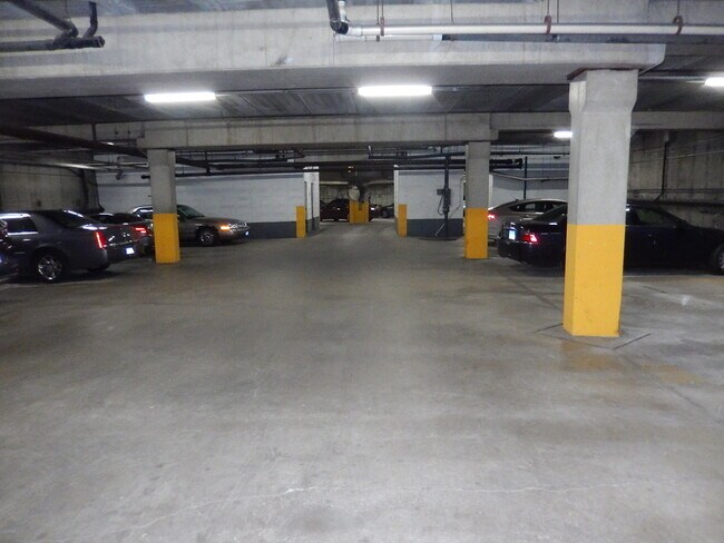 Building Photo - 120 Lakeview Dr