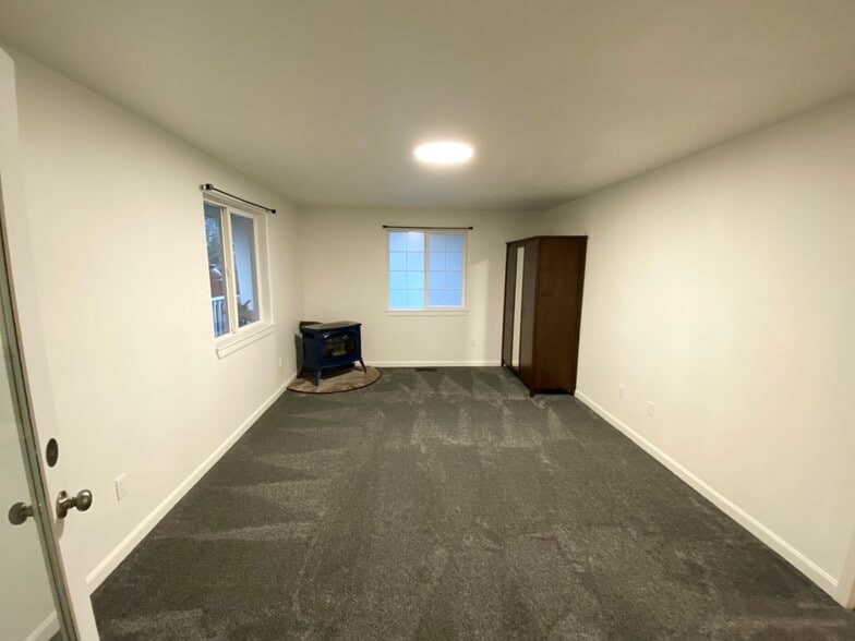 Building Photo - 2464-2 NE Ravenwood Dr