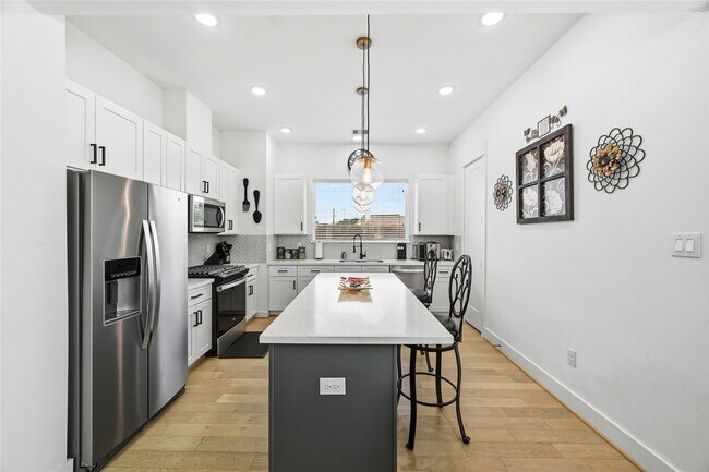 Building Photo - 2502 Tuam St