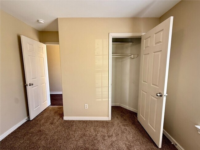 Building Photo - 300 Graystone Cir