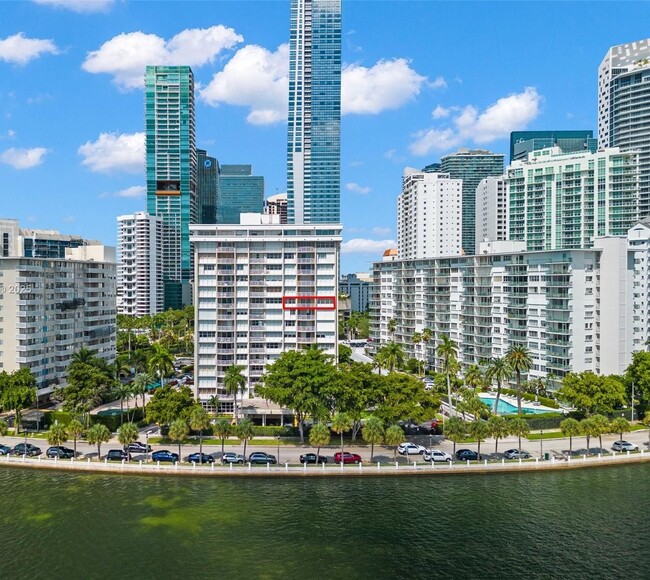 Building Photo - 1420 Brickell Bay Dr