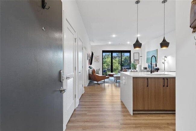 Building Photo - 112 Rogers St NE