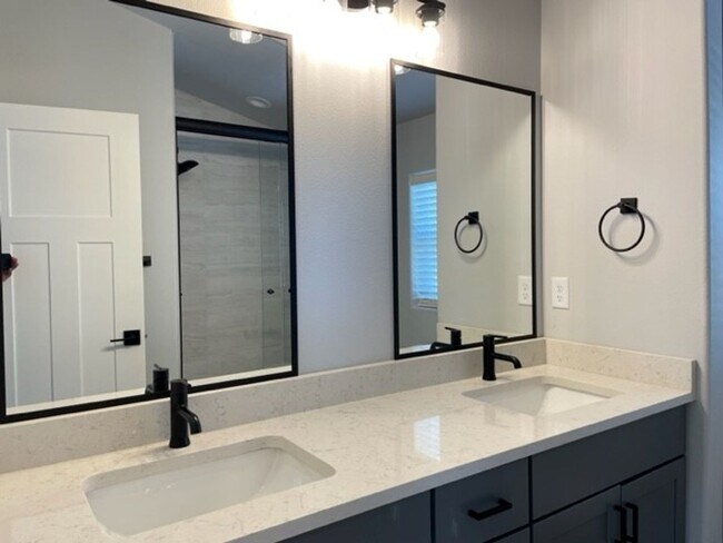 Building Photo - Townhouse For Lease