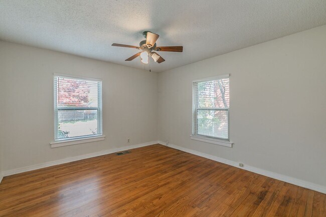 Building Photo - UPDATED 2 bedroom, 1 bathroom with 1 garage space