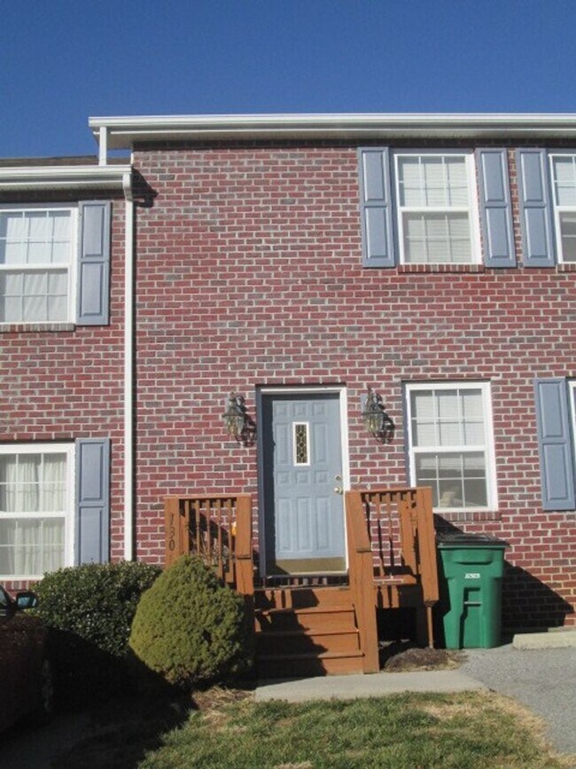 Primary Photo - 3 Bedroom 2 Bath Townhouse