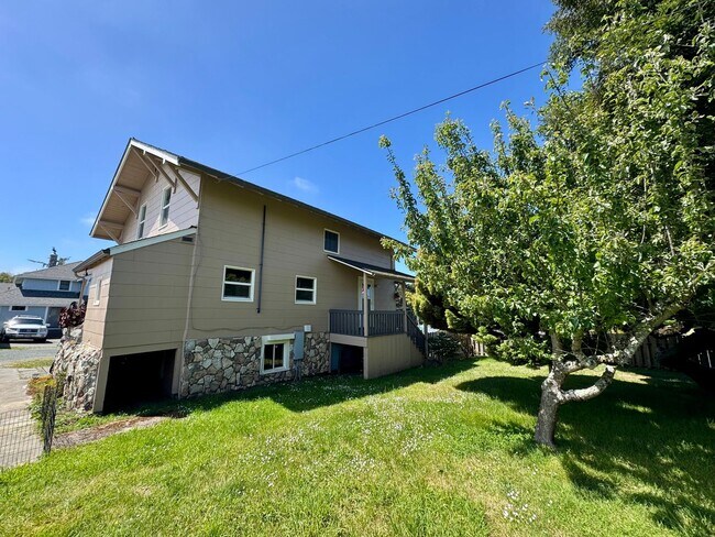 Building Photo - Charming Craftsman in Bandon Heights | 3 Bed / 2 Bath | Ocean & River Views