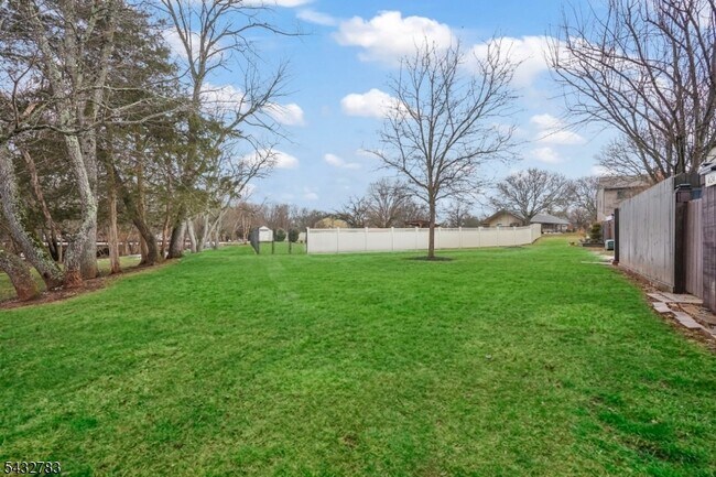 Building Photo - 424 Tall Oak Ln