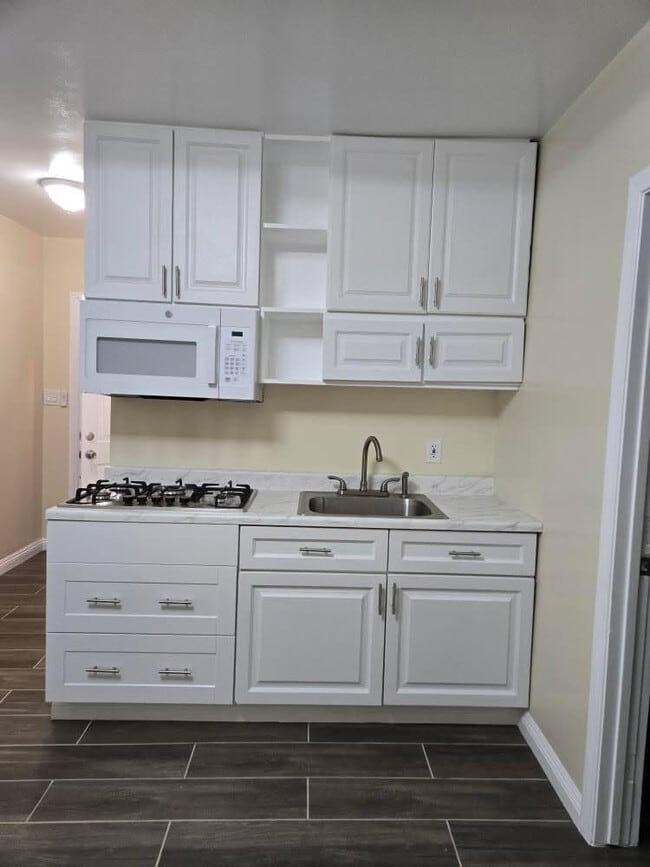Building Photo - 2722 W 73rd St