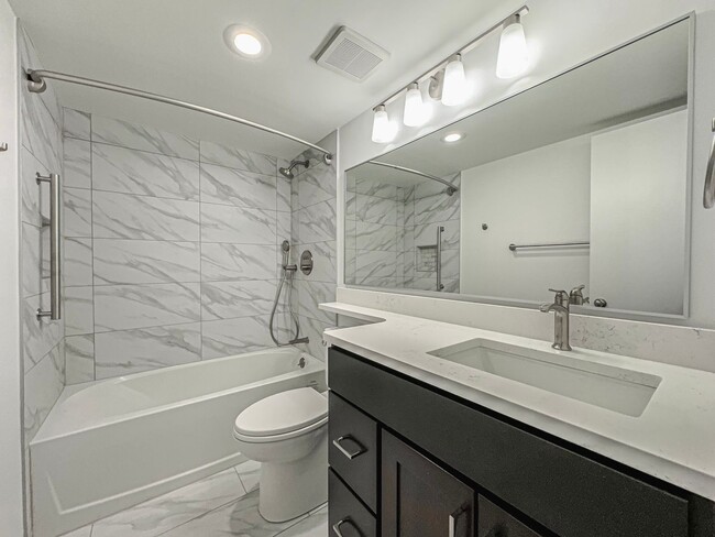 Building Photo - Newly Renovated 3 Bed 2.5 Bath Condo With ...