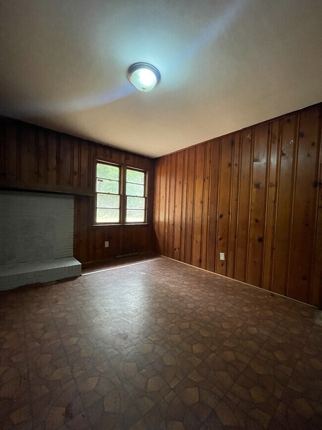 Building Photo - 3 bedroom 1.5 Bathroom