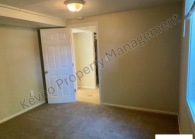 Building Photo - 1400 Hillcrest Dr
