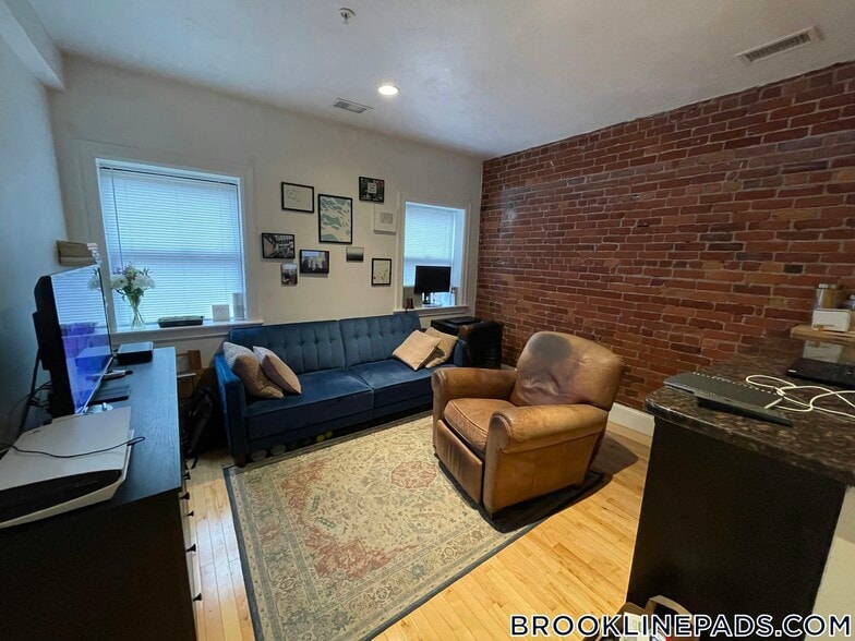 Building Photo - 1203 Beacon St