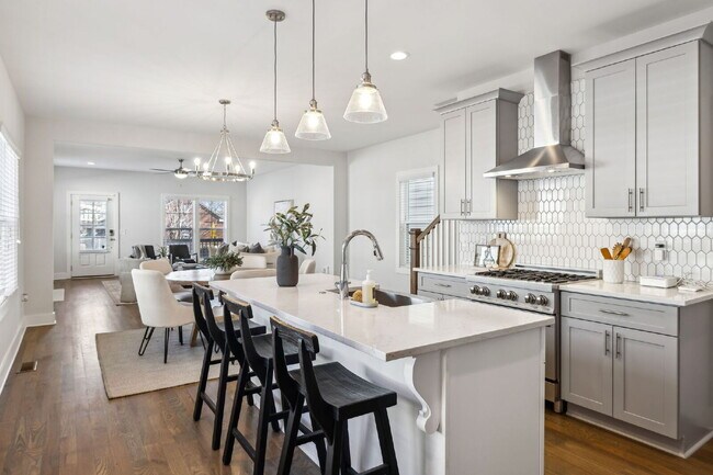 Building Photo - Grandeur in Germantown!