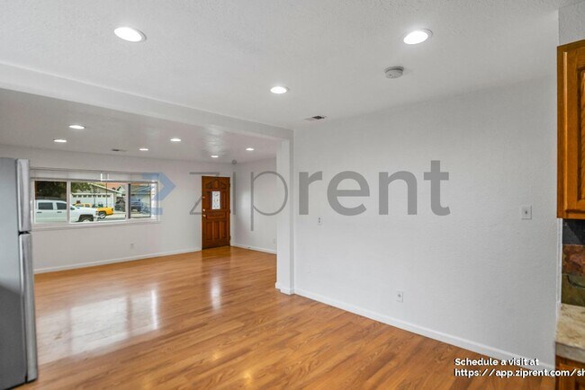 Building Photo - 909 N Estates Dr