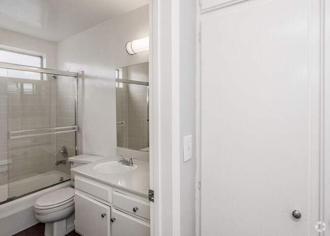 1BR, 1BA - 750 SF - Lido Apartments - 10535 Rose Ave