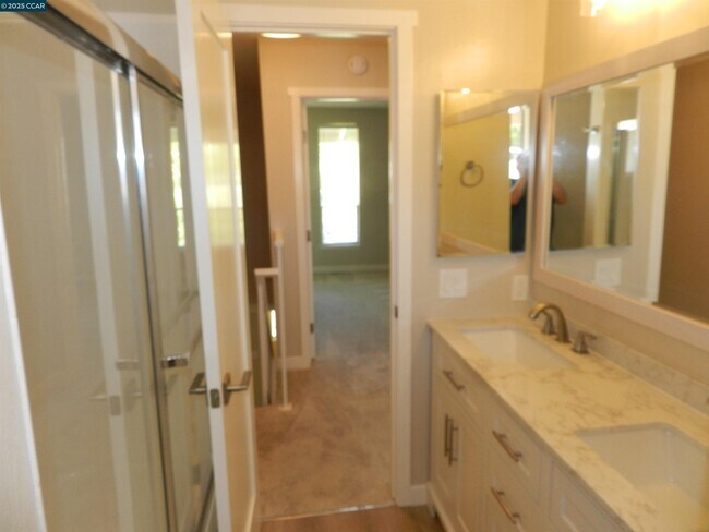 Building Photo - 5519 Roundtree Dr