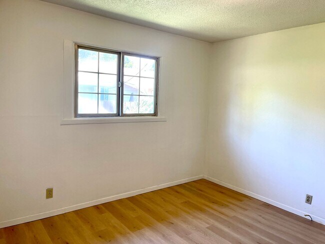 Building Photo - One level 2 bedroom duplex in Forestville! Near downtown!