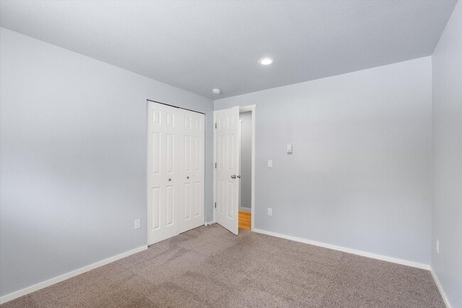 Building Photo - 3 Bed 2 Bath Fully Fenced Split Level Lake...