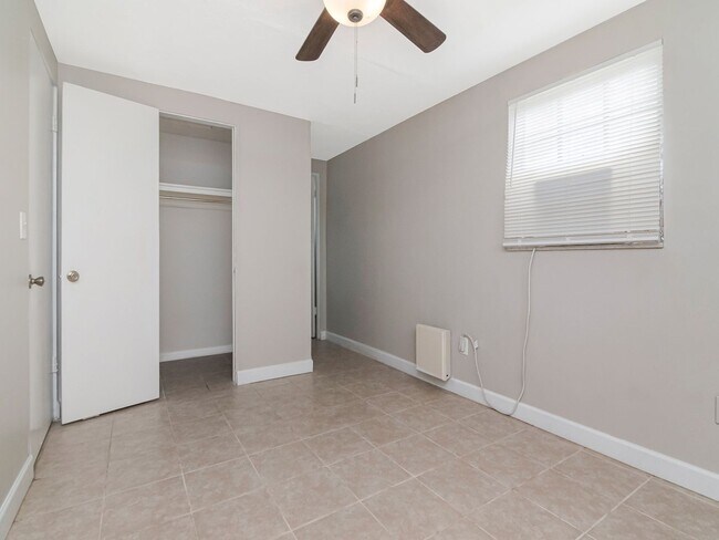 Building Photo - Move-In Ready 1BR/1BA Duplex in Brandon, FL — $1,295/Month, Across from Brandon Mall