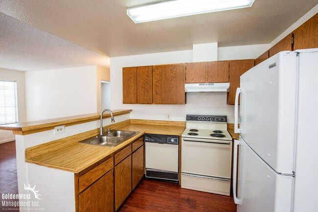 Building Photo - Beautifully Updated 2Bdm 1Ba Unit with Fir...