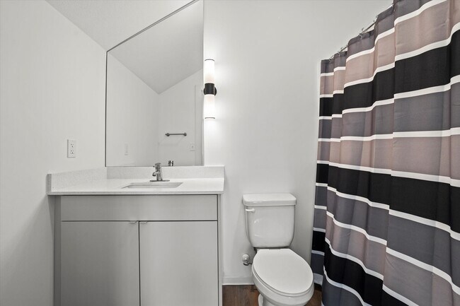 Building Photo - Beautiful 2-Bed/2.5 Bath Townhome in Downt...