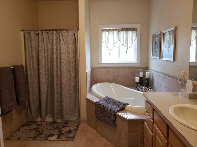 Master Bath - 2148 Candlewood Ave