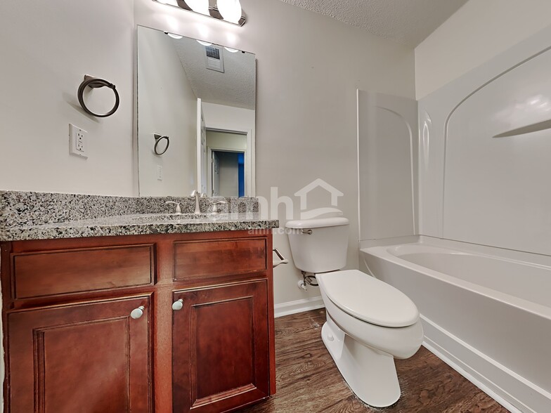 Building Photo - 303 Waylon Dr