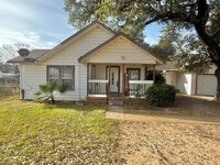 Building Photo - Updated 4 bedroom!