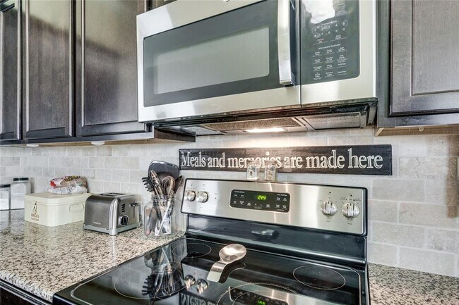 Building Photo - 255 Callaghan Dr