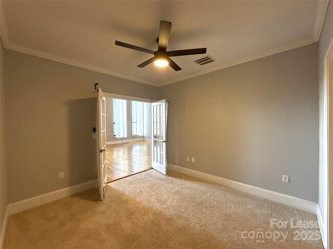 Building Photo - 127 N Tryon St