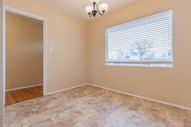 Building Photo - Bright & Inviting 3 Bed 1 Bath Home - Featuring Large Backyard!