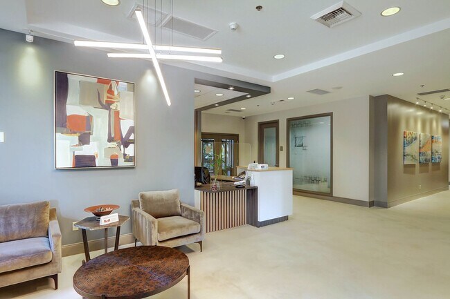 Building Photo - 0bd/1ba Bellevue Condo