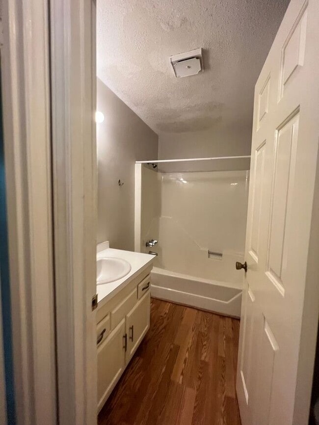 Building Photo - 6-7 month lease term!!! Popular town home ...