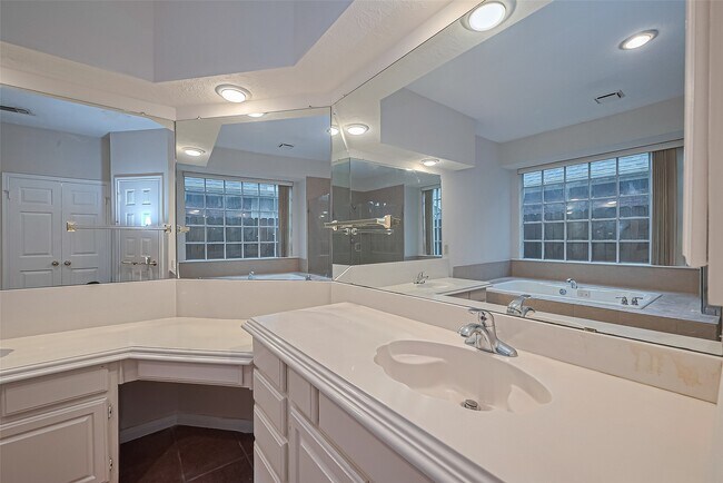 Building Photo - 1327 W Forest Dr