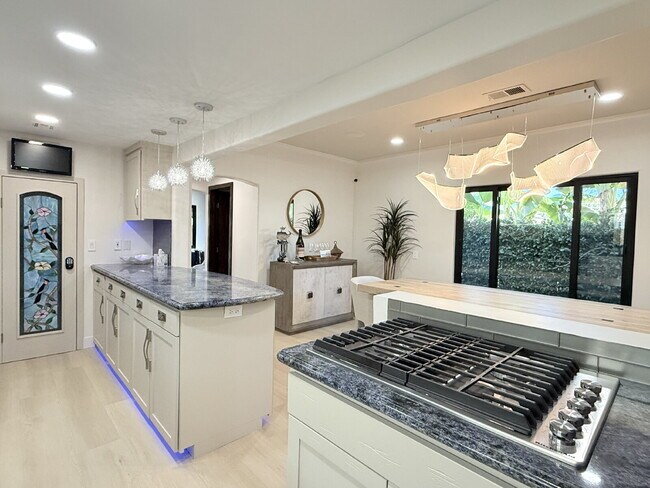 Building Photo - Experience Luxury at Windansea Beach: with...