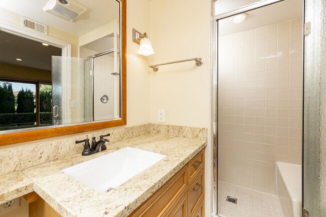 Building Photo - Spacious single level Home with A/C on the Golf Course!