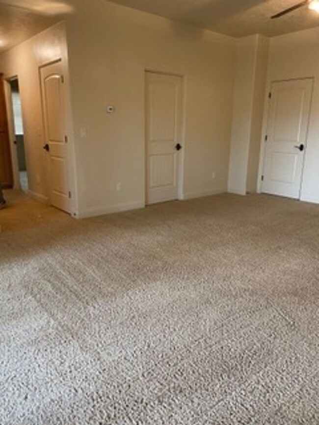 Building Photo - Beautiful 3 bedroom 2.5 bathroom townhome ...