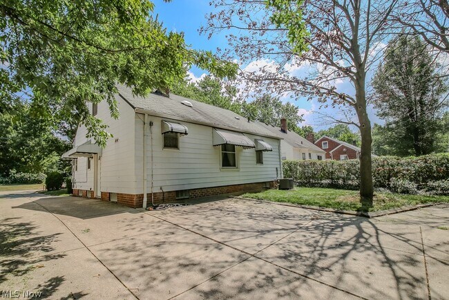 Building Photo - 1752 Brainard Rd