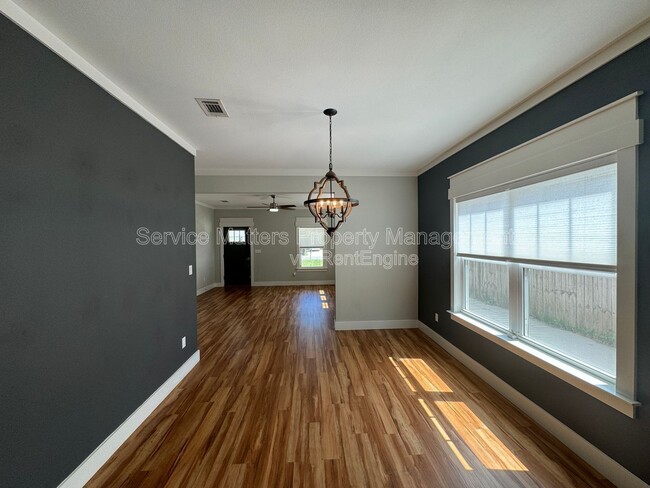 Building Photo - 1416 E Baars St