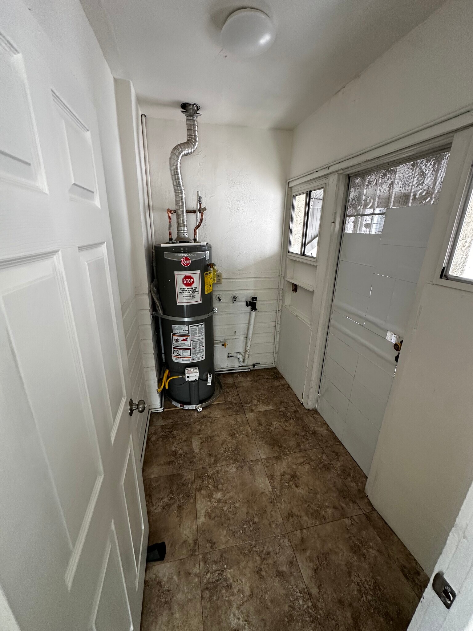 Storage area/Balcony door - 1200 N Hoover St