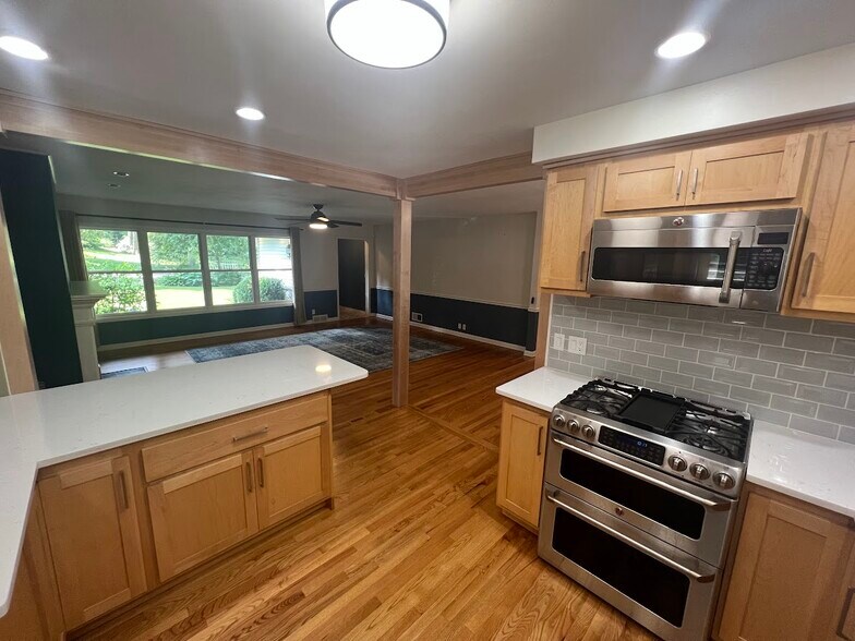 Building Photo - 919 Magdeline Dr