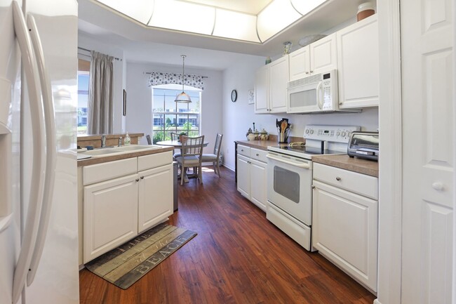 Building Photo - Spacious FURNISHED 3 Bed 2 Bath Condo In P...