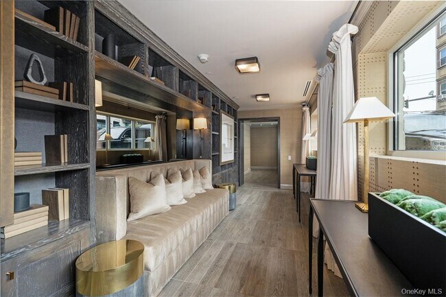 Building Photo - 100 Main St