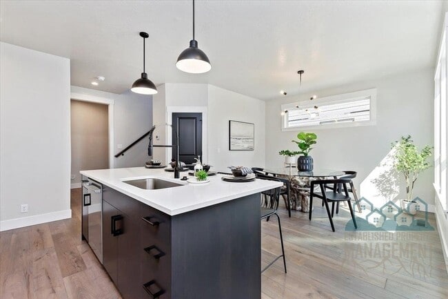 Building Photo - 1740 E State Ave