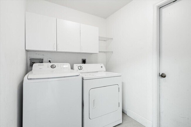 Building Photo - 3925 SW Helmlinger St