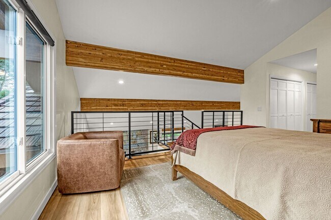 Building Photo - Fully Furnished Executive Townhome in Kiss...